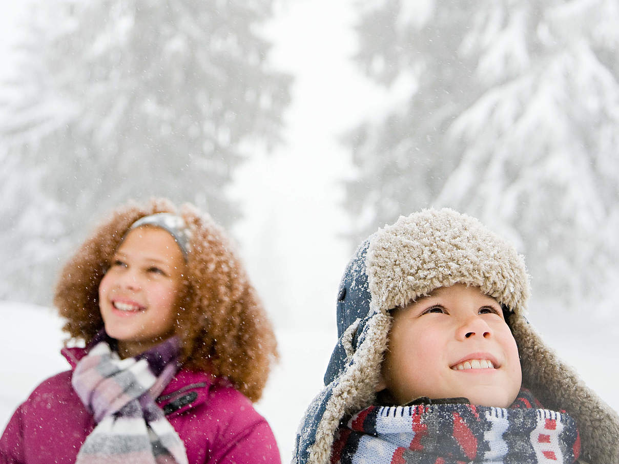 Kinder im Winterwald © GettyImages
