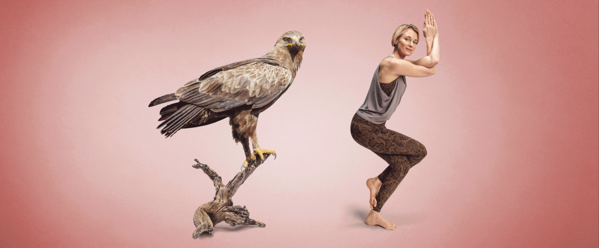 Yoga für Artenvielfalt: Annika Isterling macht den Adler für den Adler © WWF