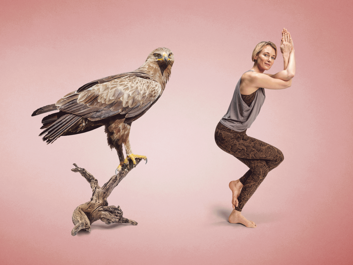 Yoga für Artenvielfalt: Annika Isterling macht den Adler für den Adler © WWF