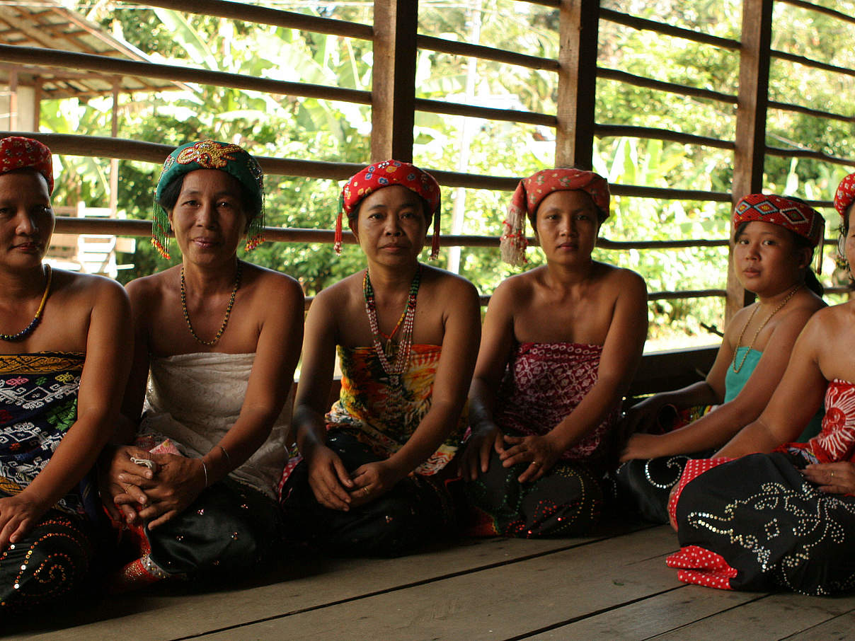 Dayakfrauen in Kalimantan © Jimmy Syahirsyah / WWF Indonesien