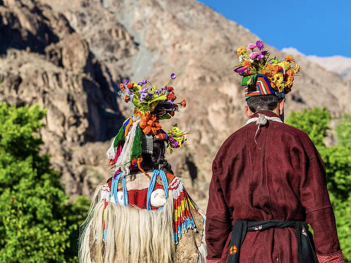 Ein Paar der Brokpa Hirten im Himalaya.