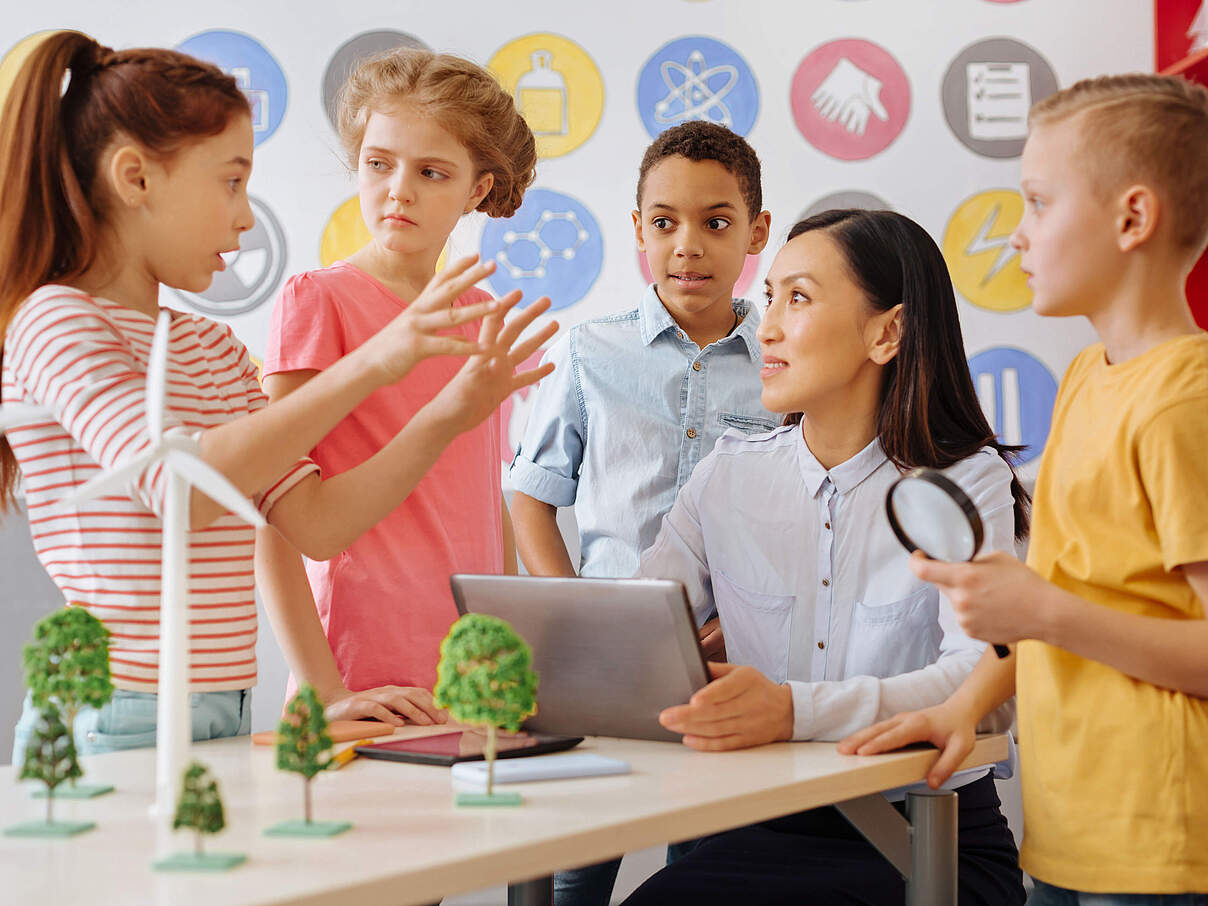 Schüler diskutieren mit Lehrkraft © GettyImages