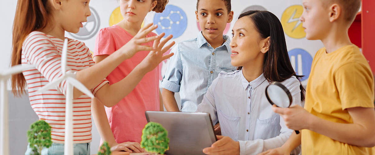 Schüler diskutieren mit Lehrkraft © GettyImages
