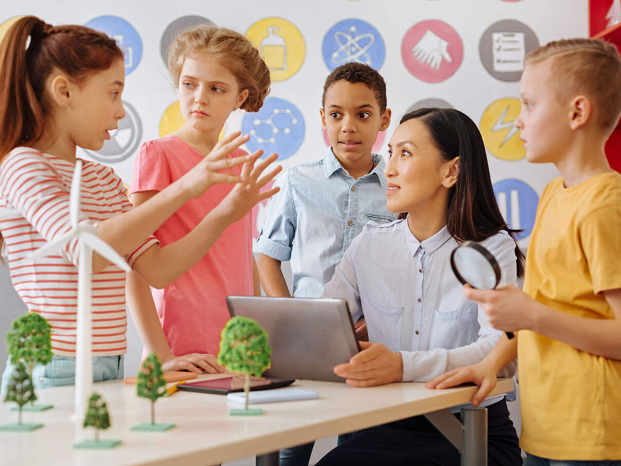 Schüler diskutieren mit Lehrkraft © GettyImages