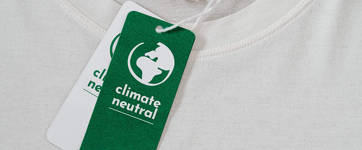 T-Shirt mit klimaneutral Label © Fascinadora/iStock/GettyImages