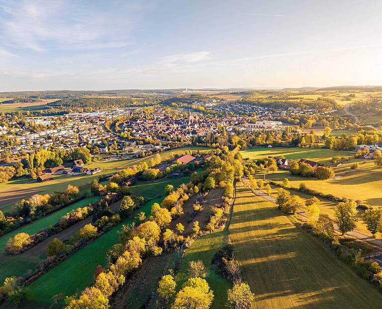 Luftbild einer kleinen Stadt im Schwarzwald © IMAGO / imagebroker