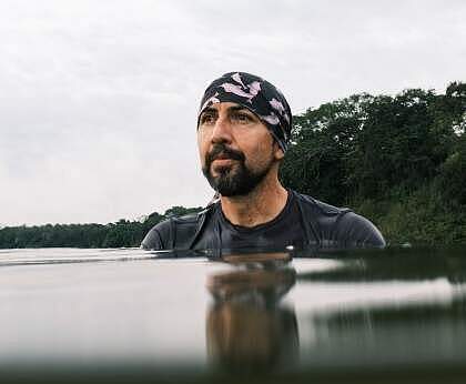 Forscher Fernando Trujillo wartet auf Flussdelfine in einer Lagune in Kolumbien © Jorge Panchoaga