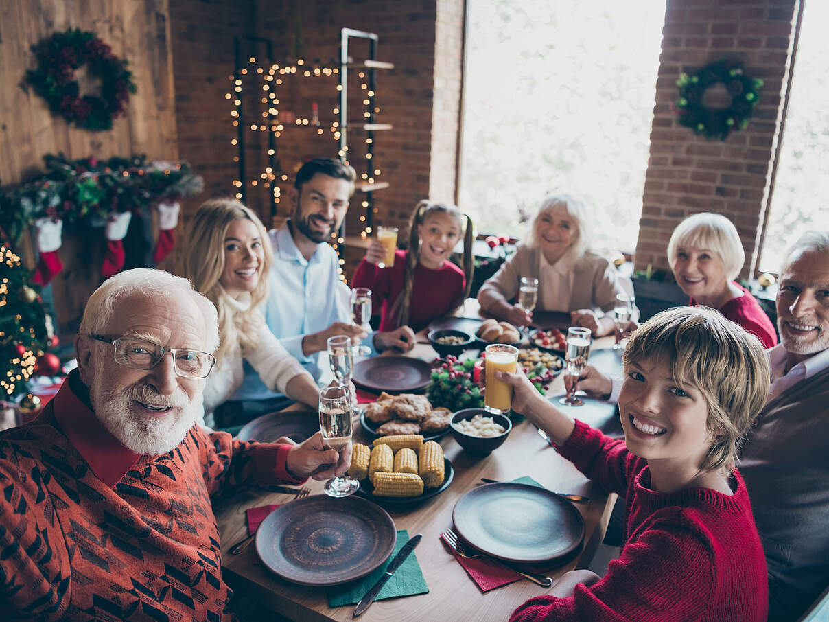 Familie am weihnachtlichen Esstisch © GettyImages
