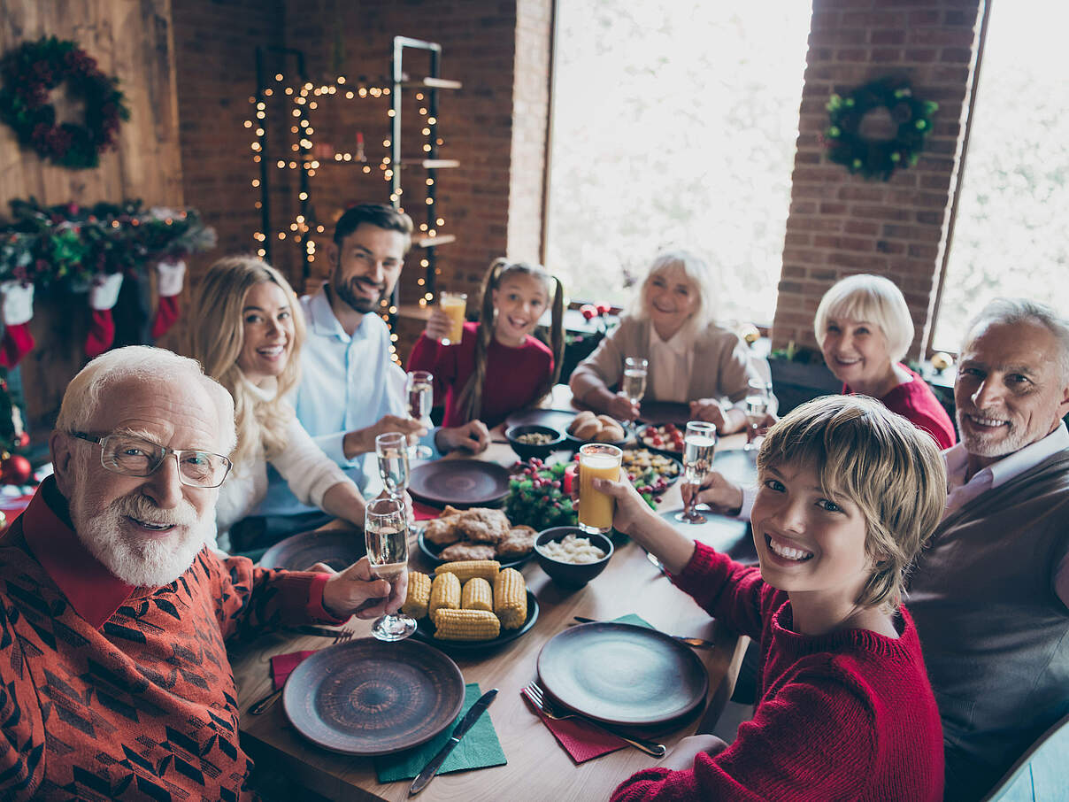 Familie am weihnachtlichen Esstisch © GettyImages Familie am weihnachtlichen Esstisch © GettyImages