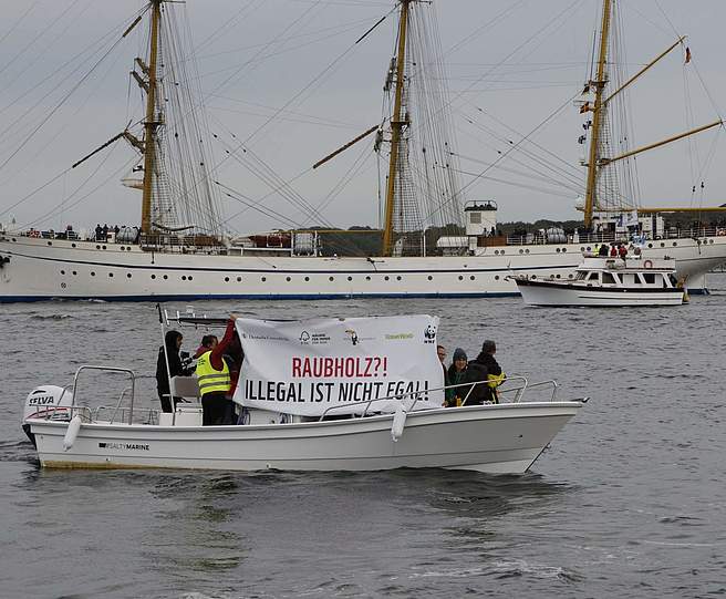 Protest der Umweltverbände (u.a. WWF) vor der Gorch Fock © Moritz Heck