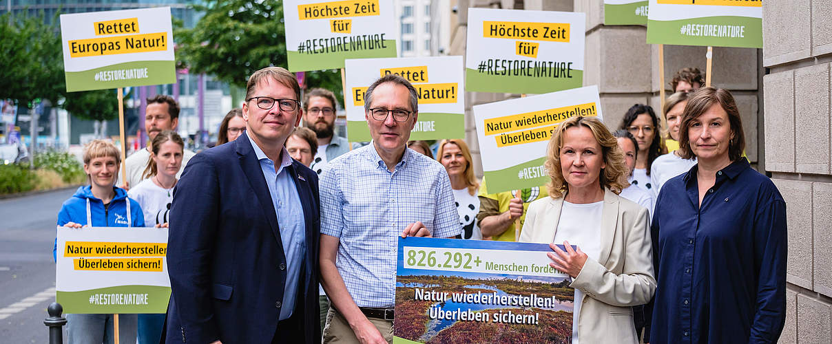 Unterschriftenübergabe an Bundesumweltministerin Steffi Lemke zum EU-Renaturierungsgesetz © Andi Weiland / WWF