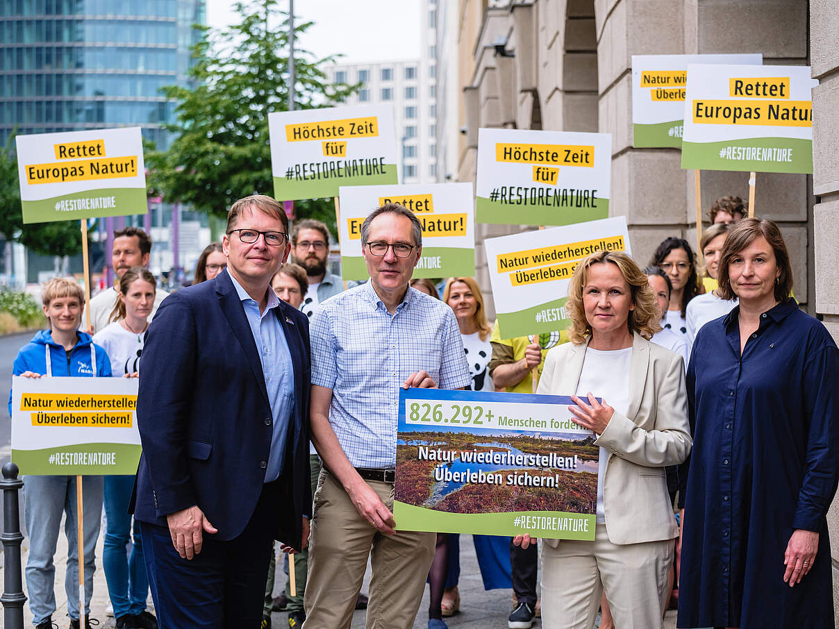 Unterschriftenübergabe an Bundesumweltministerin Steffi Lemke zum EU-Renaturierungsgesetz © Andi Weiland / WWF