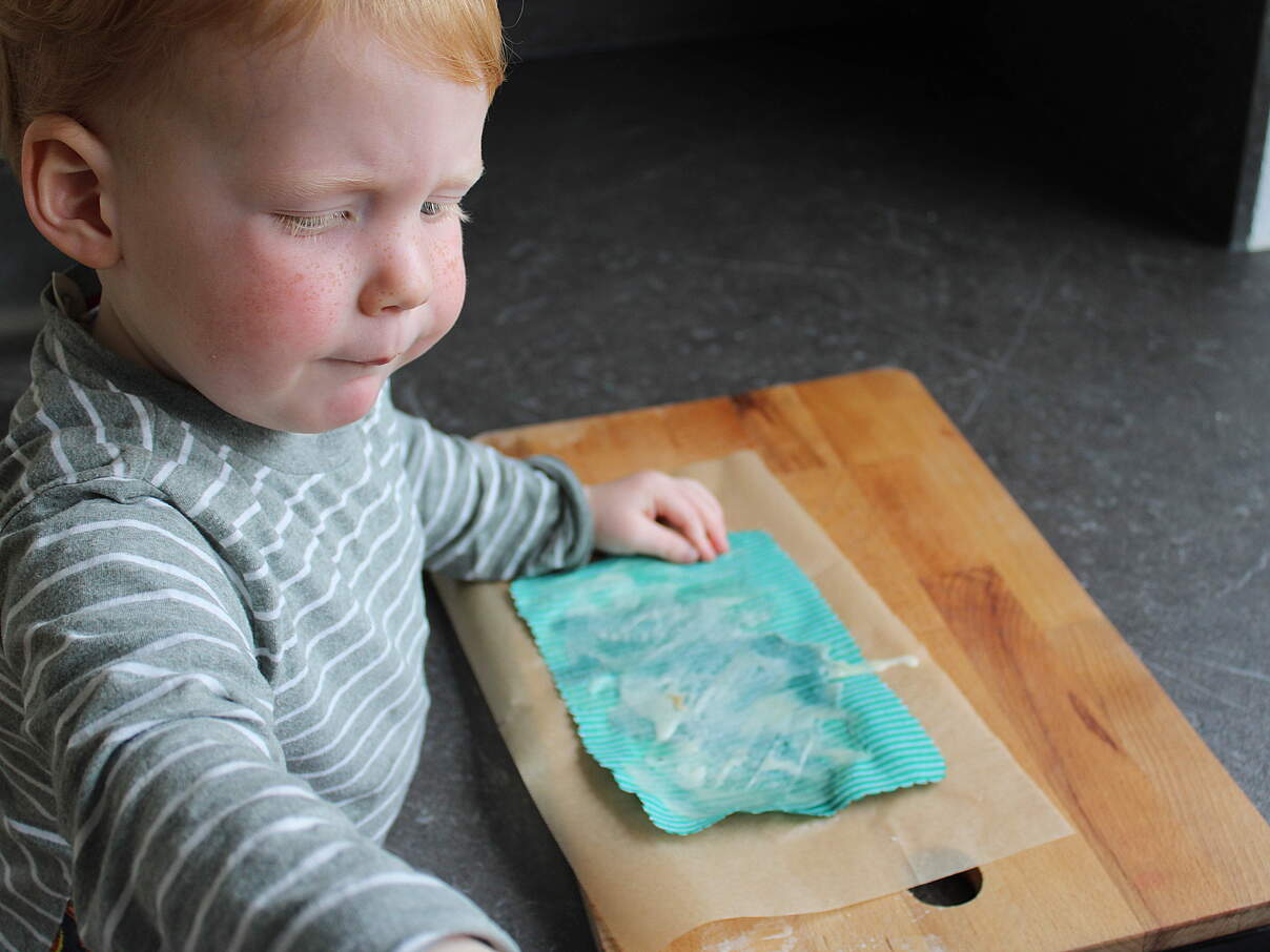Das Bienenwachs auf dem Tuch verteilen