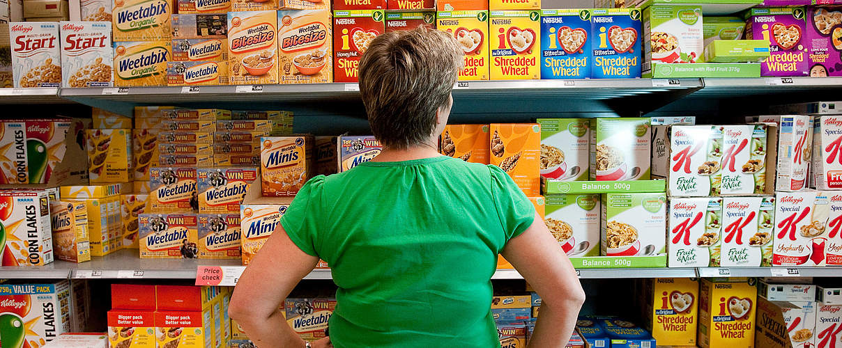 Frau im Supermarkt © Richard Stonehouse