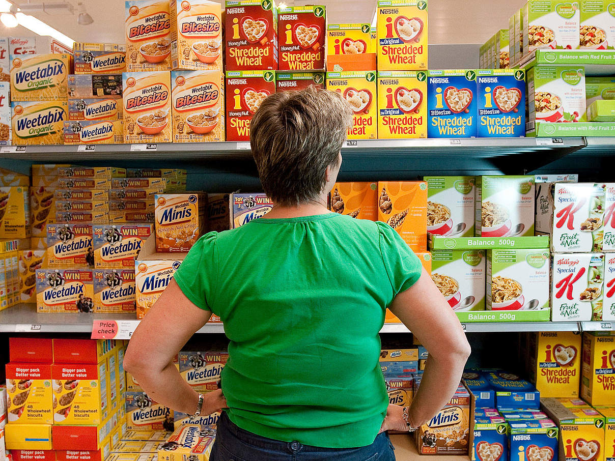 Frau im Supermarkt © Richard Stonehouse