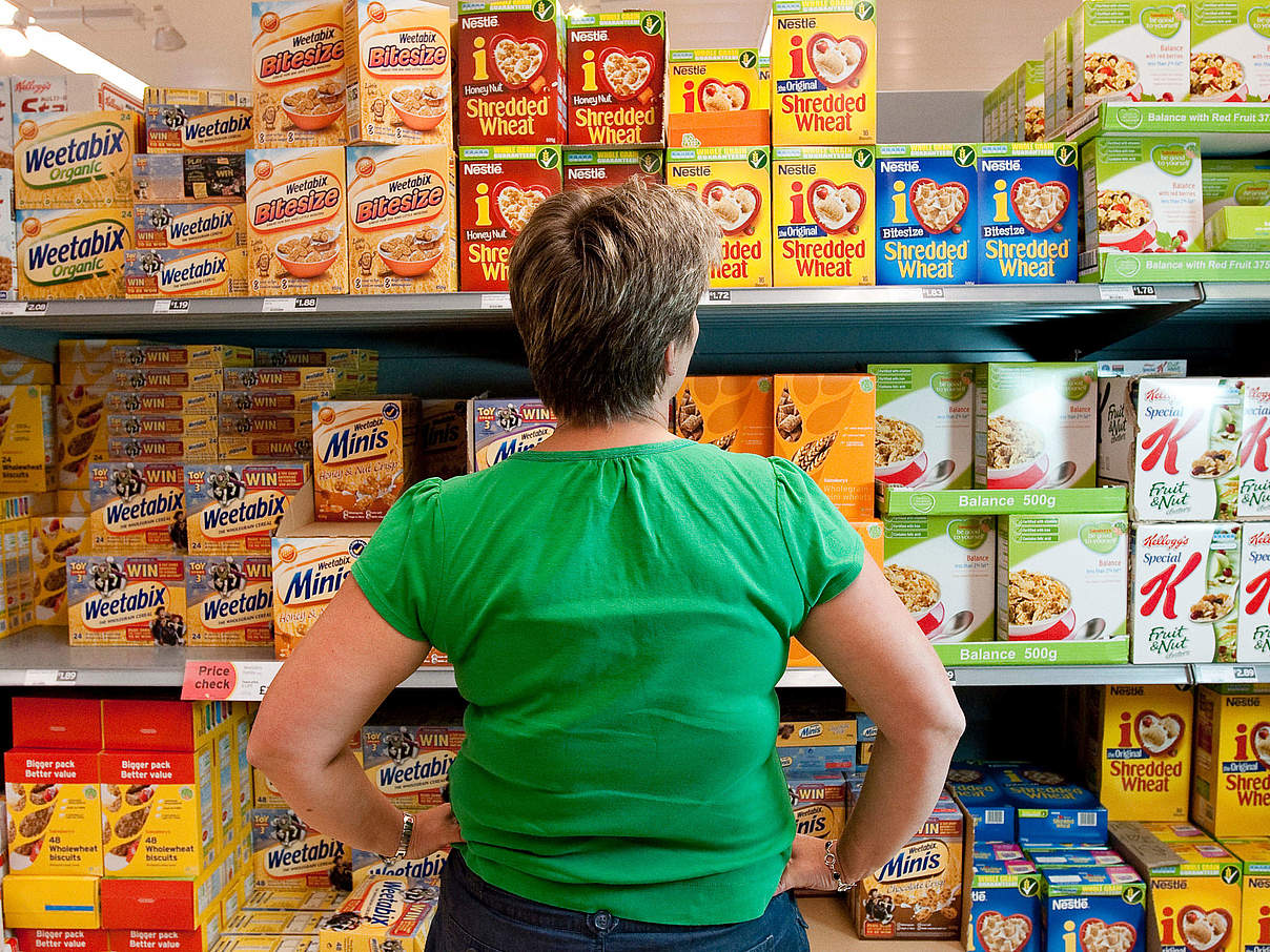 Frau im Supermarkt © Richard Stonehouse