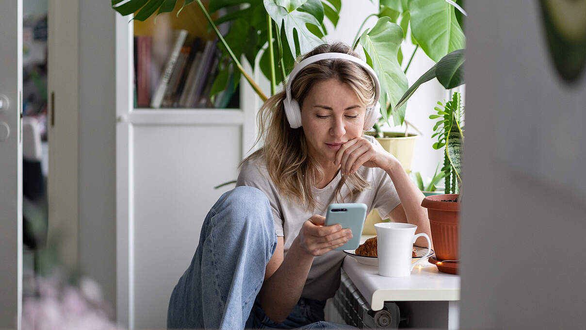 Frau mit Kopfhörern