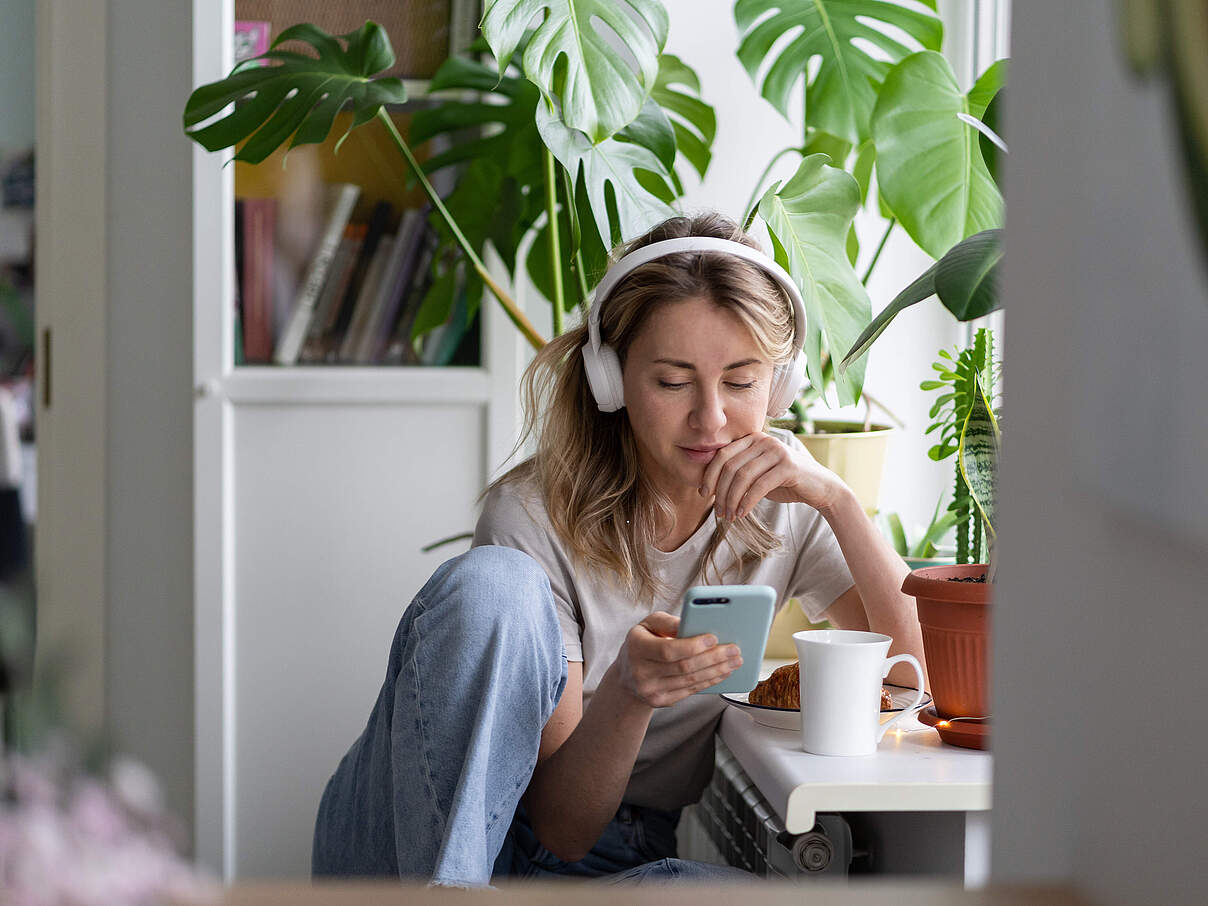 Frau mit Kopfhörern