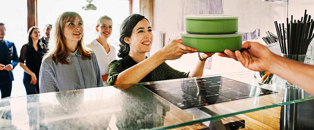 Mehrwegverpackungen im Restaurant © belka_35/iStock, Hinterhaus Productions/istock/Getty Images I DUO Werbeagentur