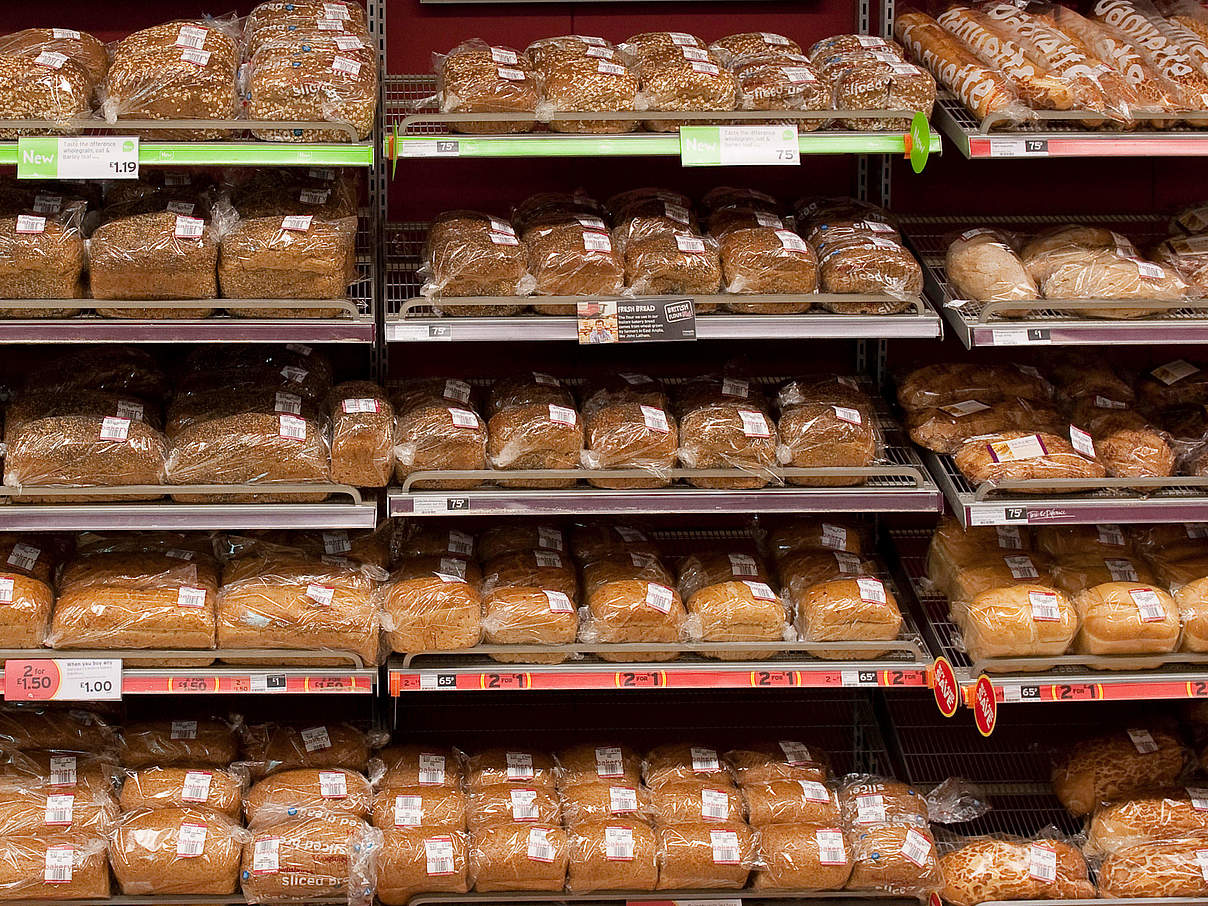 Brot im Supermarkt © Richard Stonehouse / WWF