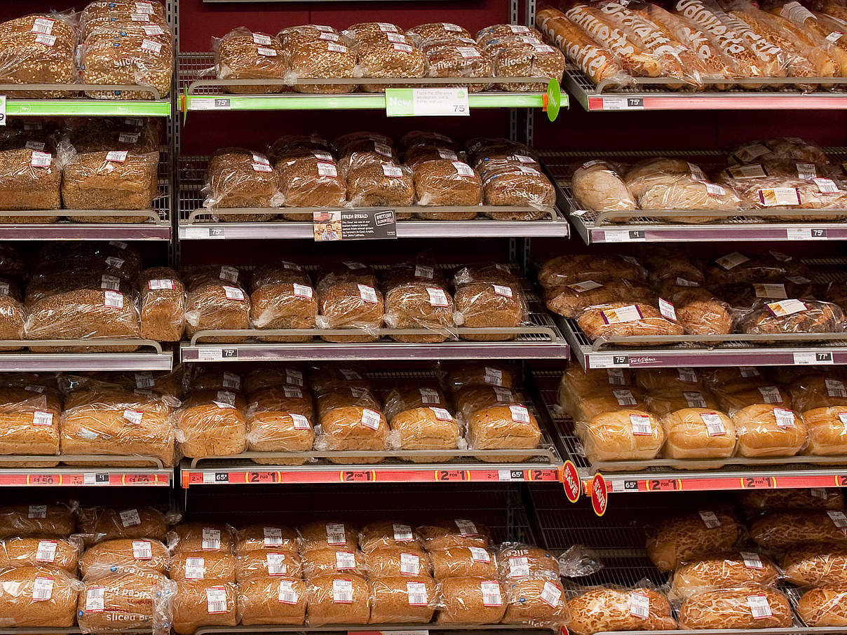 Brot im Supermarkt © Richard Stonehouse / WWF