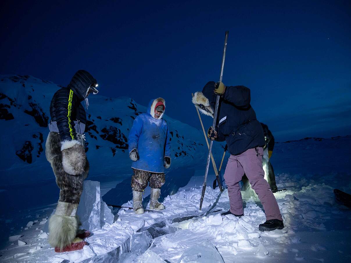 Inuit Guardians bei der Eis-Ernte © Emina Ida / WWF Canada 