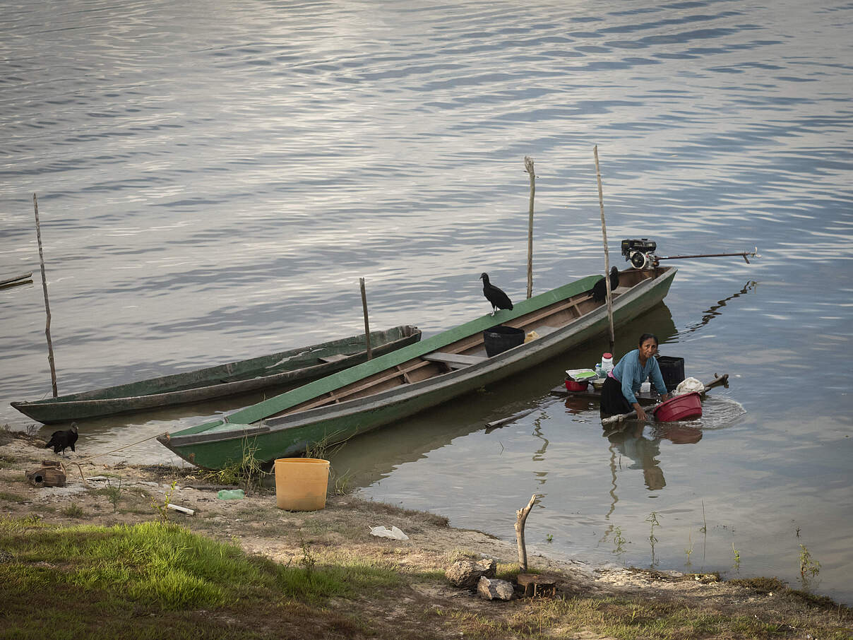 Der Goldabbau mit den gefährlichen Quecksilber-Resten vergiftet auch die Flüsse und damit die Nahrungsgrundlage der Indigenen © Andre Dib / WWF-Brazil Der Goldabbau mit den gefährlichen Quecksilber-Resten vergiftet auch die Flüsse und damit die Nahrungsgrundlage der Indigenen © Andre Dib / WWF-Brazil