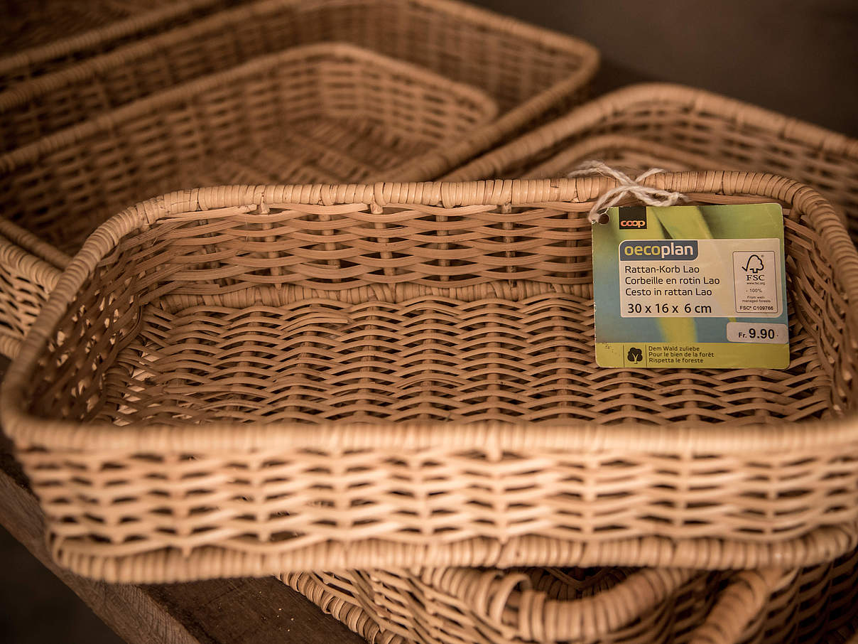 Rattan Körbe FSC Siegel Original WW229255 c Thippakone Thammavongsa WWF Laos Vom Forest Stewardship Council (FSC) zertifizierte Rattankörbe in der Fabrik der Danlao Company in Provinz Vientiane, Laos. © Thippakone Thammavongsa / WWF-Laos