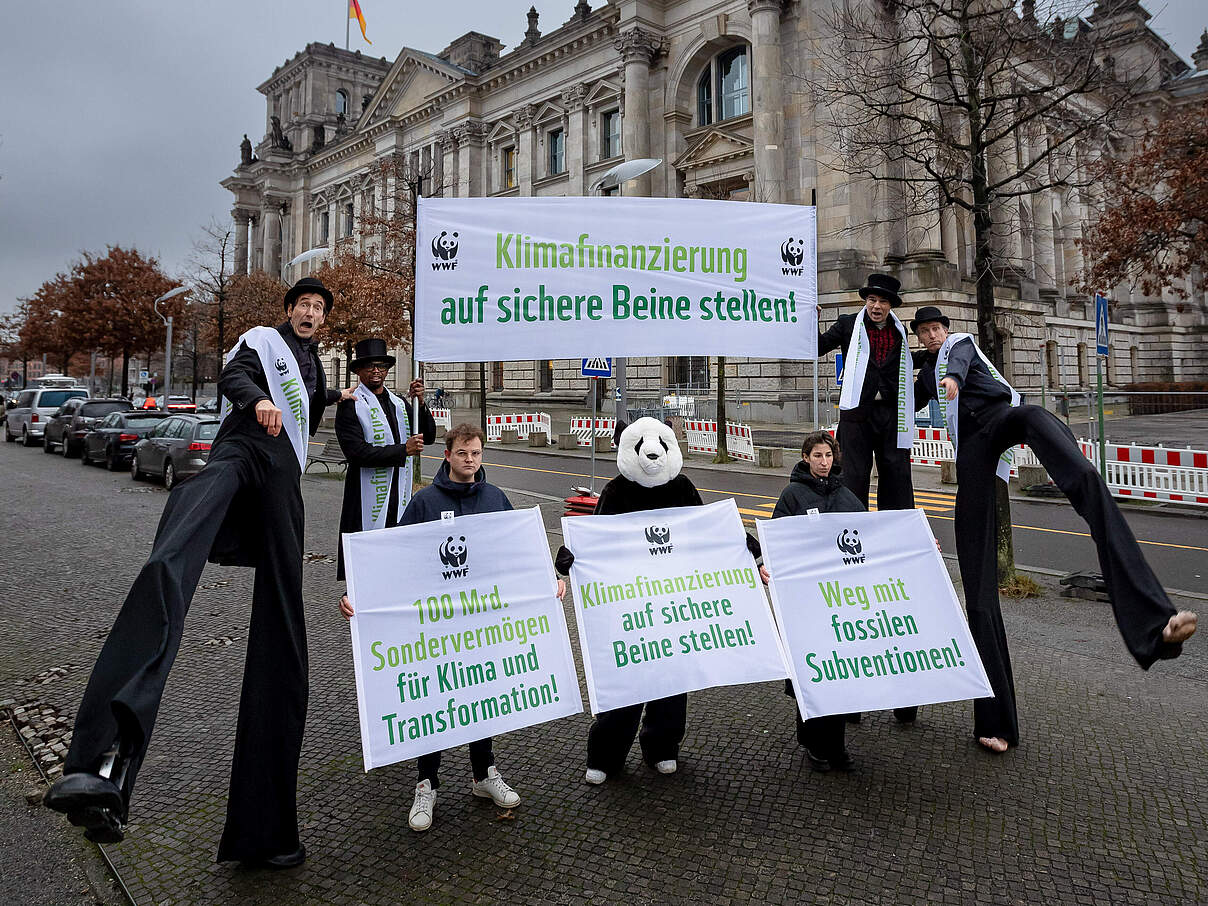 WWF-Medienstunt vor dem Reichstag zur Klimafinanzierung anlässlich der Haushaltsdebatte. © Jörg Farys / WWF