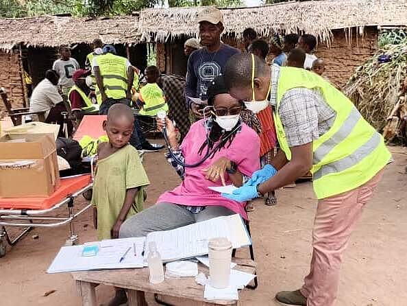 Alphonsine Colombe Irahali leistet im Rahmen einer mobilen Gesundheitskampagne medizinische Hilfe in einem Walddorf nahe Bayanga in der Zentralafrikanischen Republik.