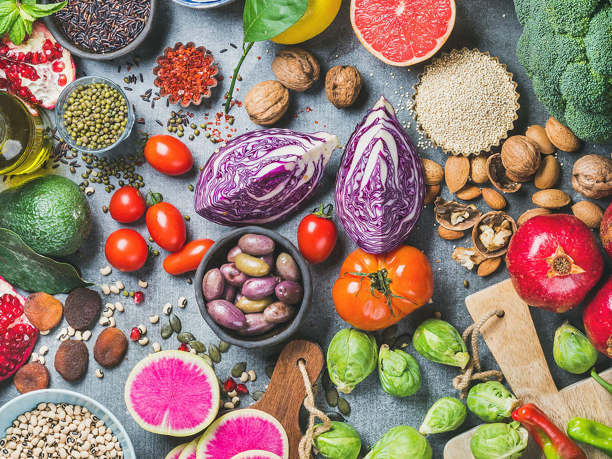 Eine ausgewogene pflanzliche Ernährung ist lecker und abwechslungsreich mit Obst, Gemüse, Saaten, Nüssen, Getreide © iStock GettyImages