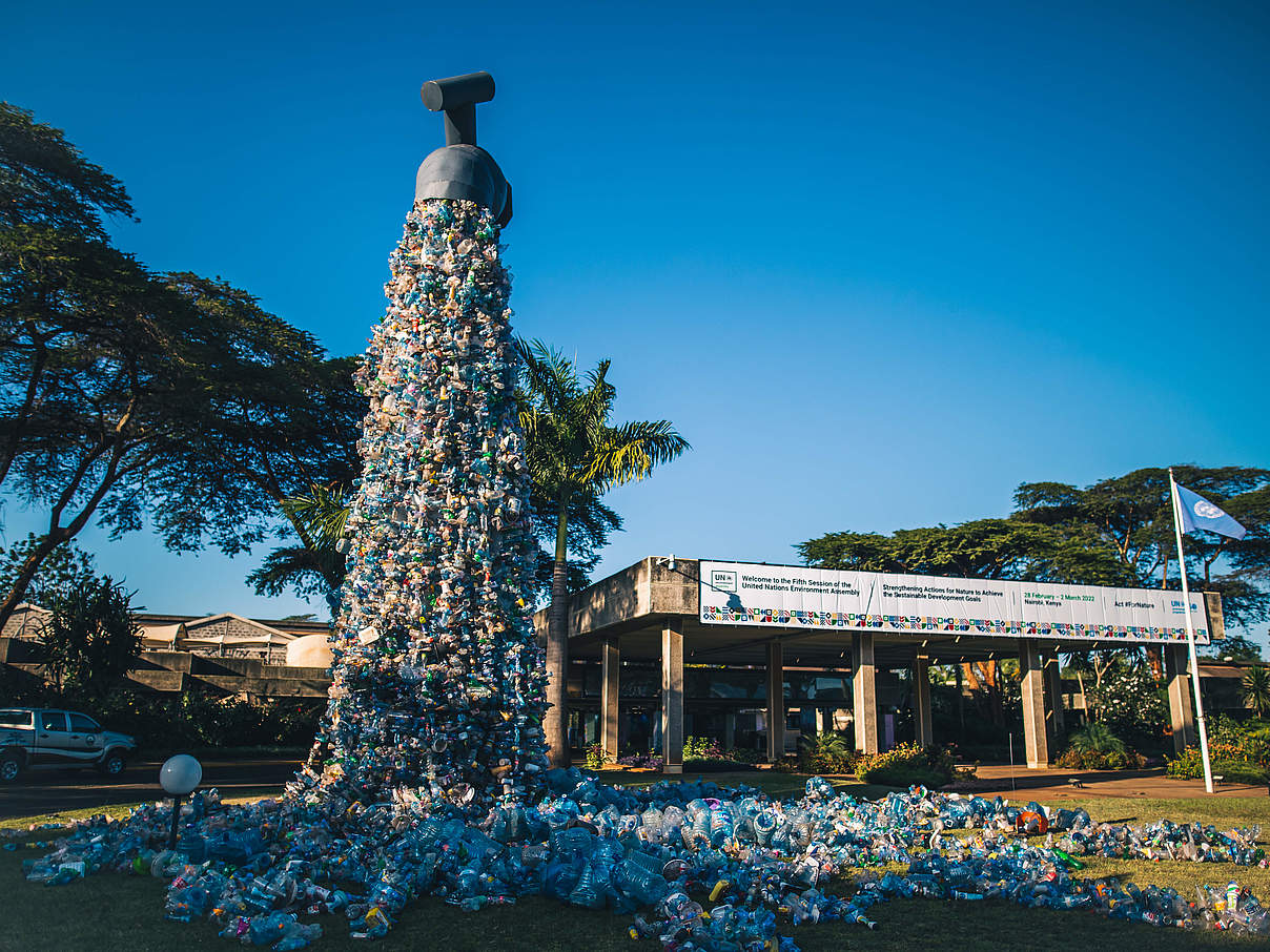 Kunstinstallation "Turn off the plastic tap" von Benjamin von Wong auf der UNEA © Markus Winkler / WWF