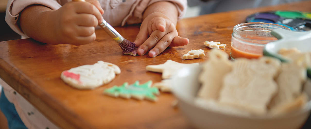 Weihnachtsbastelei © StockRocket / Getty Images