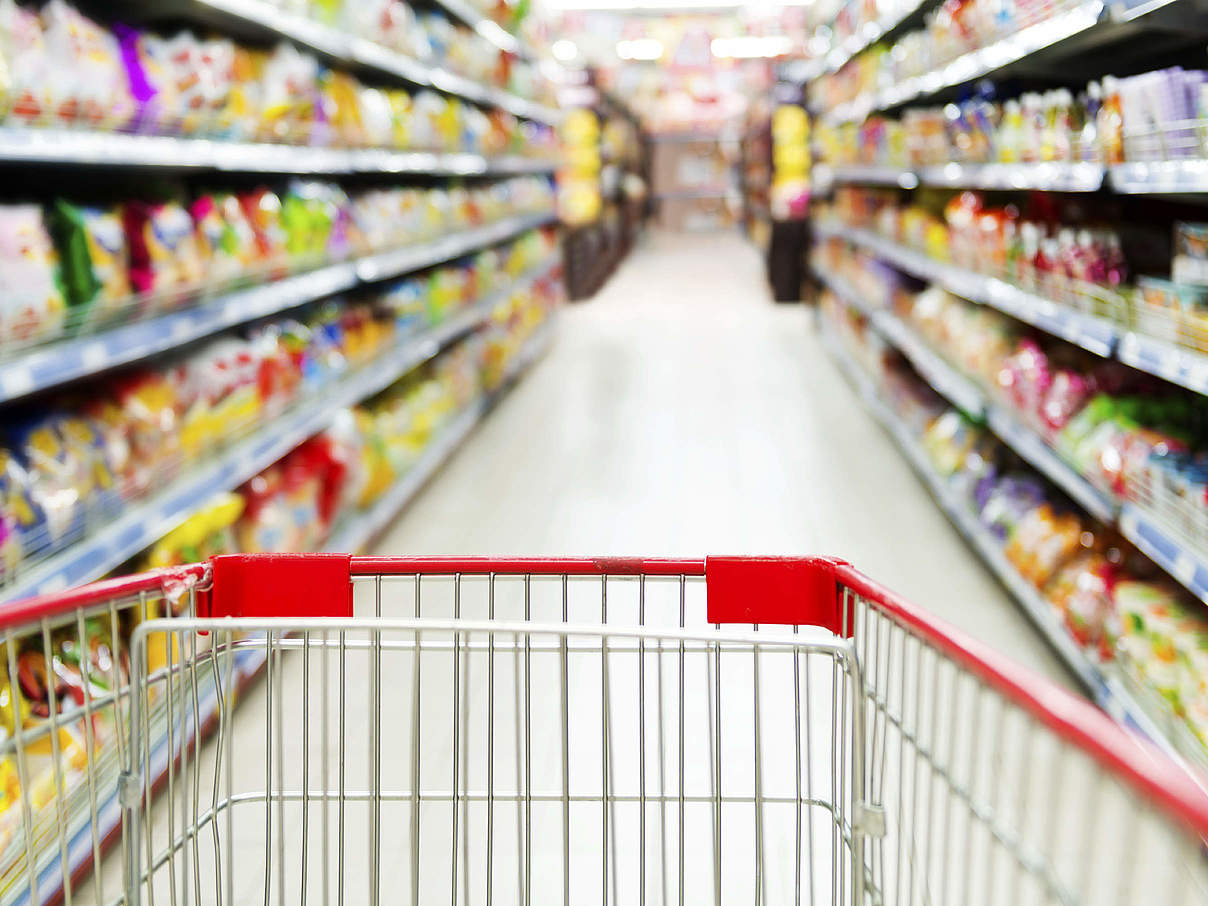 Einkaufswagen im Supermarkt © iStock