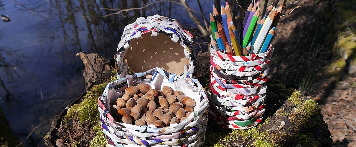 Körbe aus Altpapier flechten