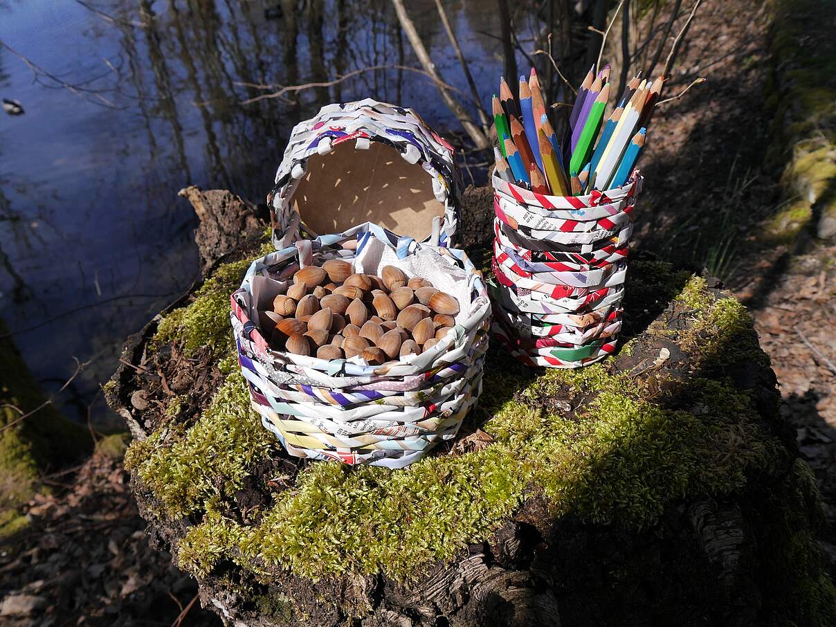 Körbe aus Altpapier flechten