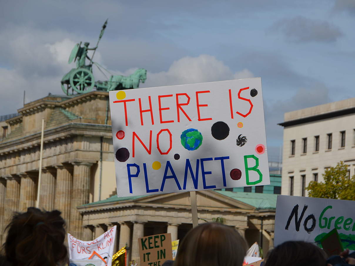 Bei der Fridays for future Demonstration brauchte es ein Teilnehmer auf den Punkt: Es gibt keinen Planet B © Luisa Sandkühler / WWF