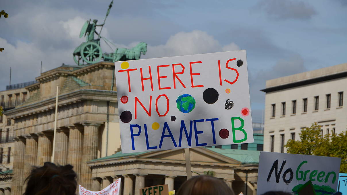 Bei der Fridays for future Demonstration brauchte es ein Teilnehmer auf den Punkt: Es gibt keinen Planet B © Luisa Sandkühler / WWF