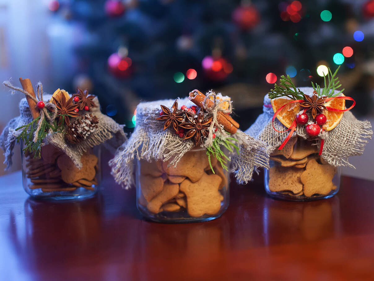 Selbst gebackene Plätzchen im Glas als Geschenk
