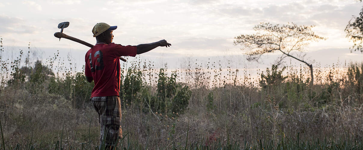 Kleinbauer in Sambia © James Suter / Black Bean Productions / WWF-US