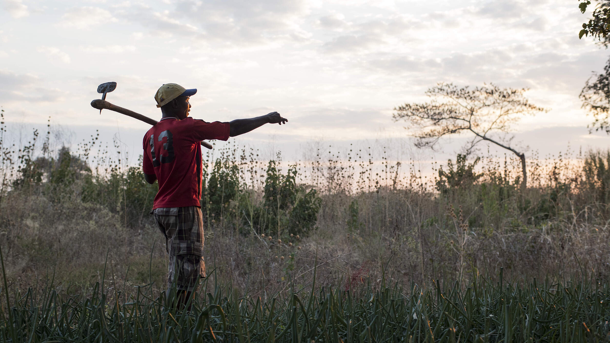 Kleinbauer in Sambia © James Suter / Black Bean Productions / WWF-US