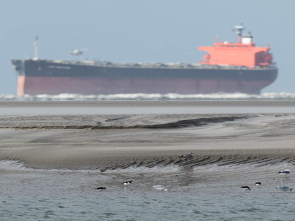 Auf Sandbank gelaufenes Schiff bei Langeoog © Klemens Karkow