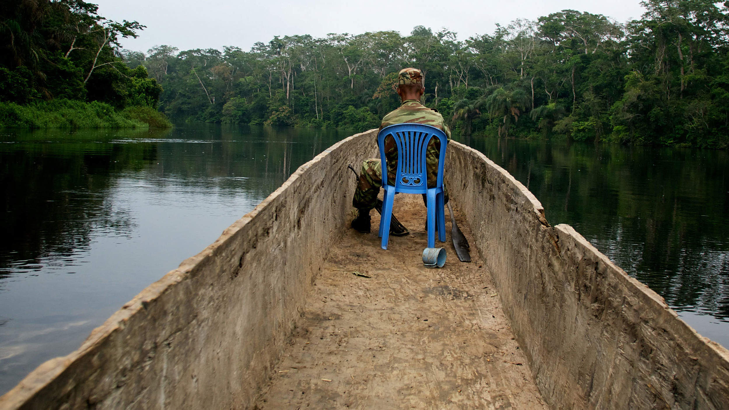 Ranger in einem Boot © Cody Pope / WWF