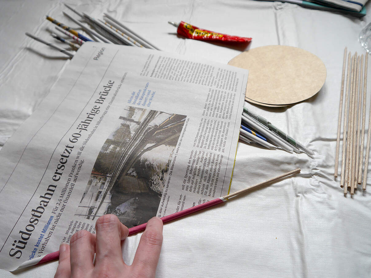 Körbe aus Altpapier flechten 