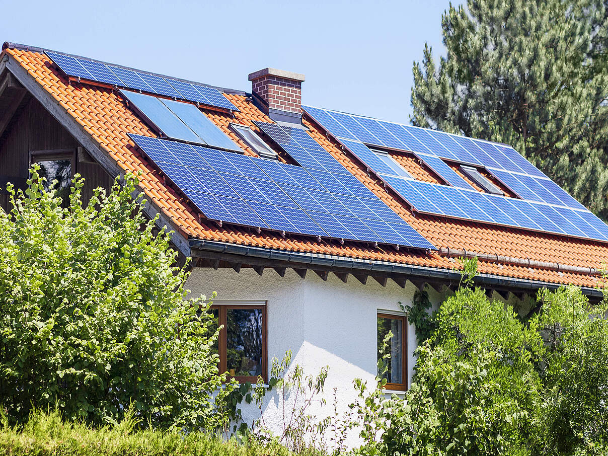 Eine Seitenansicht eines privates Wohnhaus mit Sonnenkollektoren auf dem Dach