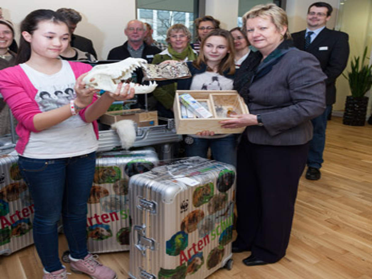 350 Artenschutzkoffer Uebergabe c Andre Loessel WWF und Schulministerin Sylvia Löhrmann übergeben Artenschutzkoffer © André Loessel