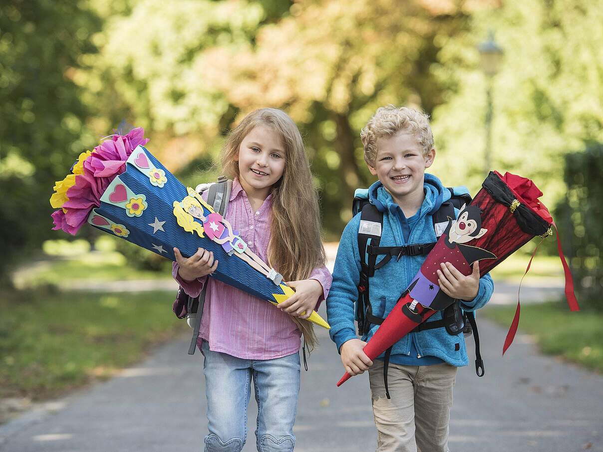 Schulkinder mit Schultüten