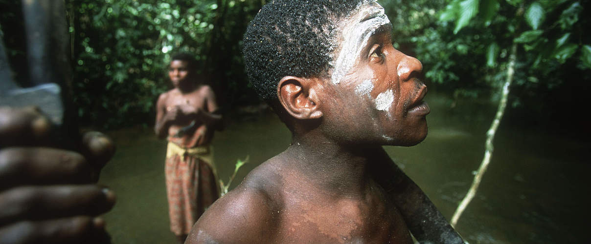 Baka Jäger und Sammler im Wald © Martin Harvey / WWF