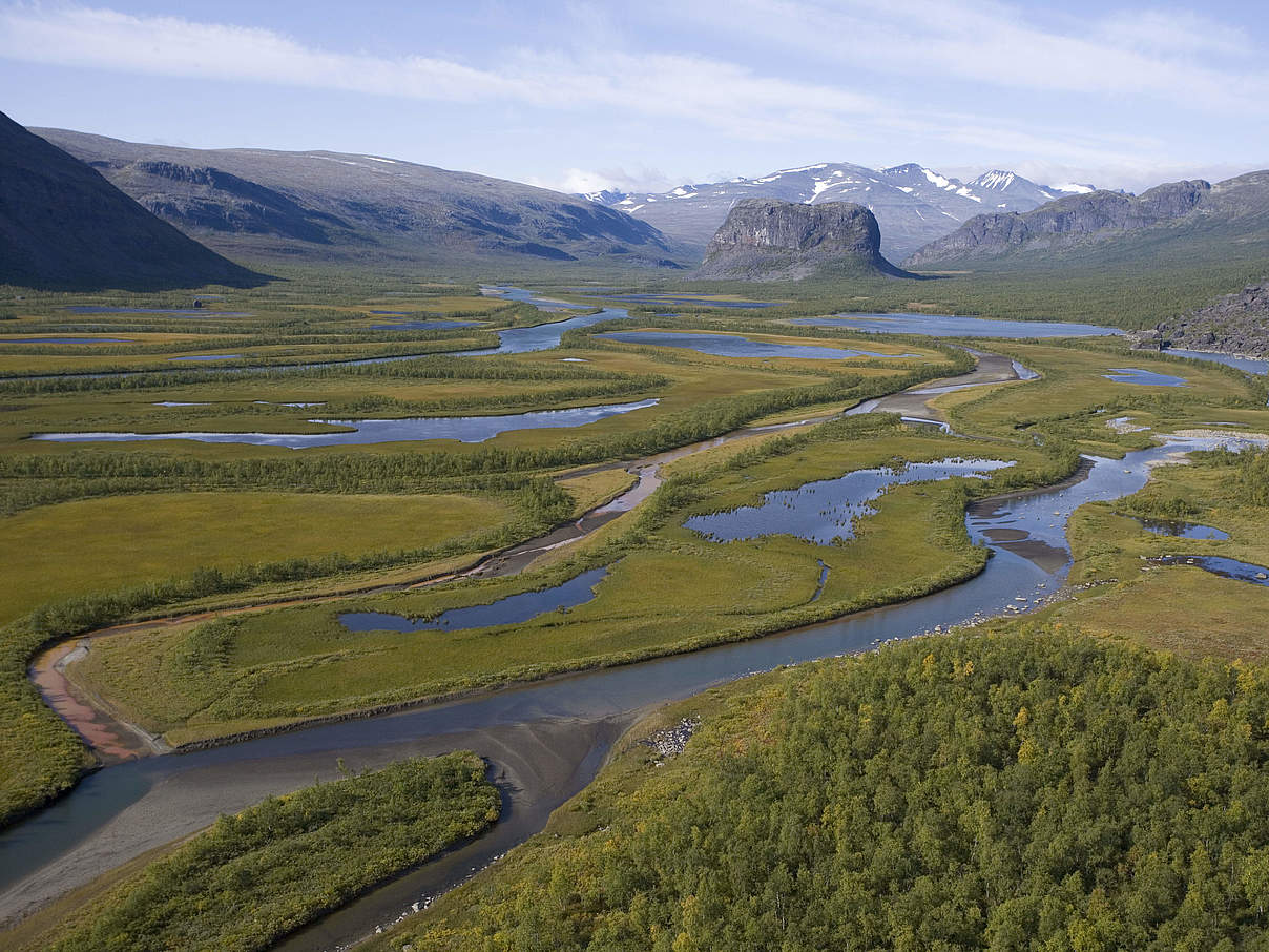 Laitaure-Delta, Rapadalen-Tal und die Berge Skierffe und Nammat im Sarek-Nationalpark © Wild Wonders of Europe / Peter Cairns / WWF