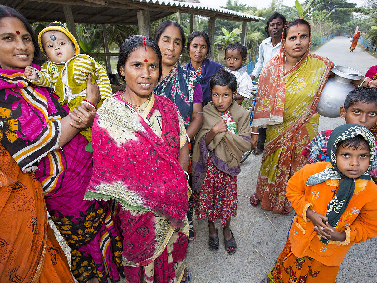 Bewohner:innen von abgelegenen Dörfern erhalten Hilfe von Ranger:innen © Global Warming Images
